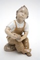 Bing & 
Grøndahl, 
"Hjælp mig, 
mor" figur i 
brun og hvid. 
Designet af 
Michaela 
Ahlmann. 
Formnr. ...