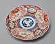 Japansk Imari 
porcelænstallerken 
dekoreret med 
planteornamentik.
 19. årh. 
Diameter: 22 
cm.