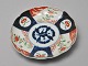 Japansk Imari 
porcelænstallerken, 
19. årh. 
Dekoreret med 
planteornamentik.
 Diameter: 22 
cm.