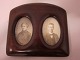 Photo frame, old doubleframe, made of mahogany and 
with curved glasses, - the glasses are whole
5,5cm x 9cm
Please note:  The frame has no shore for standing 
slantingly
We have a large choice of photo frames
Please contact us for further information
