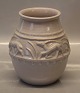 L. Hjorth 251 
Vase med 
antelope i 
relief 17 cm 
Bornholmsk 
Keramik