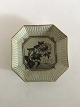 Royal 
Copenhagen 
Krakele Unika 
Skål fra 1930. 
14 x 14 cm. Har 
en del slid på 
guldet. Af Oluf 
Jensen