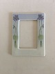 Art Nouveau 
Billedramme i 
Porcelæn af 
Tysk Ophav. 
Ikke mærket. 
Måler 10.5 x 14 
cm. I fin 
stand.