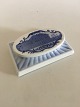 Royal 
Copenhagen 
Papirholder fra 
1920 med motiv 
af Amalienborg. 
Måler 15 x 10 
cm. I perfekt 
stand,