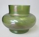 Vase i 
irriseret grønt 
glas, ca. 1900, 
Loetz, 
Tyskland. 
Højde.: 7,5 
cm. 