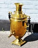 Stor russisk 
samovar, 19. 
årh. Messing. 
Med træhåndtag. 
Med 
inskription. H: 
60 cm.