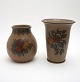 L. Hjorth, 
Bornholm vaser 
i brun mat 
glasur med 
frugtmotiver.
T.v. Buttet 
vase. Højde 
14,5 cm. ...