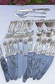 Georg Jensen 
Konge bestik 
til 12 personer 
36 dele 
Frokostbestik 
12 knive, 12 
gafler og 12 
...