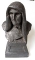 Sinding, Stephan (1846 - 1922) Danmark: Buste af en ældre kvinde. Sort ler. Højde.: 32,5 cm. B.: ...