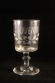 Gammelt Fransk 
souvenir vin 
glas med 
graveret skrift 

" Souvenir "
Mål: H:13cm. 
dia.:6,5cm.