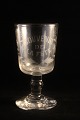 Gammelt Fransk 
souvenir vin 
glas med 
graveret skrift 
og 
dekorationer. 
"Souvenir de la 
...
