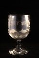 Gammelt Fransk 
souvenir vin 
glas med 
graveret skrift 
og 
dekorationer. 
"Souvenir"
Mål: H:13cm. 
...