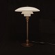 Poul Henningsen: PH 3/2-lampe med brunpatineret stel.
Produceret af Louis Poulsen.
H: 45cm