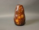 Keramik vase i 
brune farver og 
med glimmer i 
glasuren af 
ukendt kunster.
H - 21 cm og 
Dia - 10 cm.