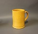 Keramik kande 
med gul glasur 
af ukendt 
kunstner.
H - 15 cm og 
Dia - 11 cm.