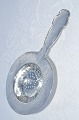 Dansk tretårnet 
sølv / 830s. 
Tesi, længde 
14,4cm. Fra år 
1925. Stemplet 
CFH. 
Stadsguardein : 
...