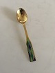 Georg Jensen 
Harlequin 
Kaffeske i 
Forgyldt 
Sterling Sølv 
med Grøn 
Emalje. 9.9 cm 
L.