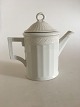 Royal 
Copenhagen Hvid 
Vifte 
Kaffekande No. 
11553. 21 cm 
Høj. 1. 
Sortering. I 
fin stand.