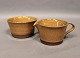 Flødekande og 
skål i keramik 
med brun glasur 
af Viggo Kyhn.
Flødekande - H 
- 5,5 cm og Dia 
- ...