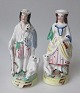 Par 
Staffordshire 
fajance figurer 
af mand og 
kvinde med 
hunde, ca. 
1840. England. 
Polykrom ...