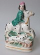 Staffordshire 
figur af 
ridende mand, 
ca. 1840. 
England. 
Polykrom 
bemalet. 
Højde.: 11 cm. 
Med ...