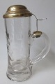Tysk drikke 
glas, ca. 1900. 
Klar glas. 
Mundblæst. 
Dekoreret med 
cirkler. Med 
hank og låg i 
...