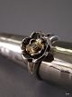 Fingerring i 
Sølv 925 m. 
Blomst i Guld 
585 
Brillant 0,03 
ct. Str. 54