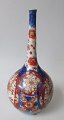 Imari vase, 19. 
årh. Japan. 
Dekoreret i 
blåt - rødt med 
forgyldninger 
med blomster. 
H.: 20,5 ...