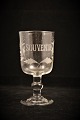 Gammelt Fransk 
souvenir vin 
glas med 
graveret skrift 
og 
dekorationer. 
"Souvenir"
Mål: H:14cm. 
...
