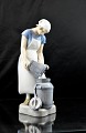 Bing & Grøndahl 
figur, Pige med 
mælkejunge 
(2181)
Designer Axel 
Locher for B&G, 
1. sort
H.: ...
