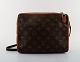 Louis Vuitton. 
Vintage 
herretaske. 
Monogram 
canvas. 
Måler : 25 cm. 
x 20 cm.
Udvendigt med 
...