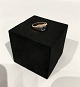 Lille ring i 14 
kt. guld med 
enkel blå sten, 
stemplet KJa.
Str.: 45.