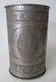 Kinesisk tin 
cylinder, 19. 
årh. Med 
talrige 
dekorationer i 
form af planter 
og insekter. 
...