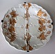 Meissen 
tallerken, 19. 
årh. Hvidt 
porcelæn med 
forgyldninger. 
Dekoration i 
form af vin 
blade og ...