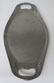 Oval bakke, 
Kayserzinn, 
4397, jugend, 
Tyskland. Ca. 
1900. Dekoreret 
med bladværk og 
blomster. ...