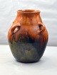 Ler vase med 4 
hanke. Den har 
brun og grøn 
glassur. 
Den er 
formentlig 
dansk 
fremstillet.
H.: ...