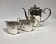 Coffee set of coffe jug, sugar bowl and cream jug with chasings, hallmarked 
silver.
5000m2 showroom.
