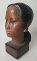 Carlsen, Poul 
Hauch (1921 - 
2006) Danmark. 
En Burma pige. 
bemalet gips. 
Signeret.: 
Højde.: 21 ...