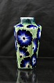 Aluminia Kantet Vase m/blå blomster