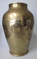 Japansk messing 
vase med 
dekorationer, 
ca. 1900. 
Dekorationer i 
form af 
landskab med 
tempel med ...