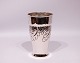 Vase dekoreret 
med flot 
Ahornblad- og 
nøddemotiv, 
tretårnet sølv. 

H - 18 cm og 
Dia - 10,5 cm.