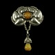 V. Lauritzen. 
Skønvirke 
Broche i Sølv 
med rav.
Tegnet og 
udført hos V. 
Lauritzen - 
Randers 1905 
...
