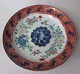 Imari fad, 
ca.1850. Japan. 
Polykrom 
dekoreret med 
blomster og 
fugle. Med 
forgyldning. 
...