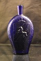 Dråbeformet lå 
glasflaske med 
hestedekoration
H.: 19cm B.: 
10cm D.: 4,5cm
Varenr.: 
329704