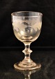 Conradsminde 
egeløvsglas fra 
omkring 1850. 
Et vinglas på 
cylindrisk 
stilk, med 
knap. Om kummen 
...