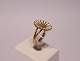Marguerit ring 
i forgyldt 925 
sterling sølv 
og emalje, 
stemplet BH af 
Bernhard Hertz.
Dia - 1,7 ...