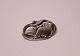 Broche med 
fuglemotiv, 
nr.: 211, i 830 
sølv, stemplet 
E&M af Eiler & 
Marløe.
3,5x3 cm.