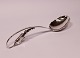 Server, no.: 
35, by O. 
Mogensen in 925 
sterling 
silver.
21 cm.