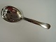 Georg Jensen. 
Sterling (925). 
Ladby. 
Serveringsske. 
Længde 20 cm