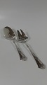 Fiske 
serveringssæt 
fisk ta-tøj
i tre tårnet 
sølv 1912
Længde 
30.5/32cm.
vægt 266gram.
Pæn ...